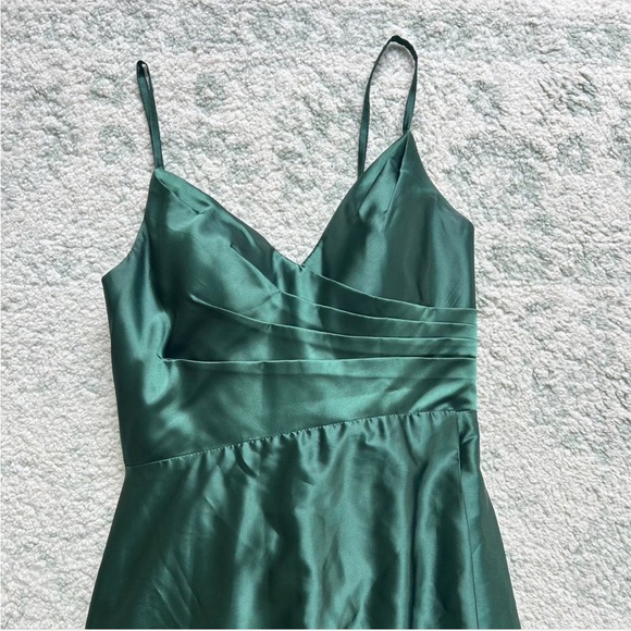 Elegant Green Satin Dress - Picture 1 of 5